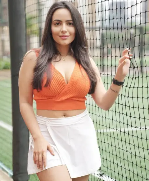Female Escorts in Parel